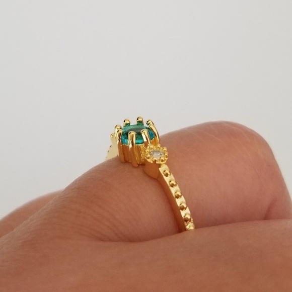 Beautiful Topaz Blue Gold Ring - Picture 8 of 8